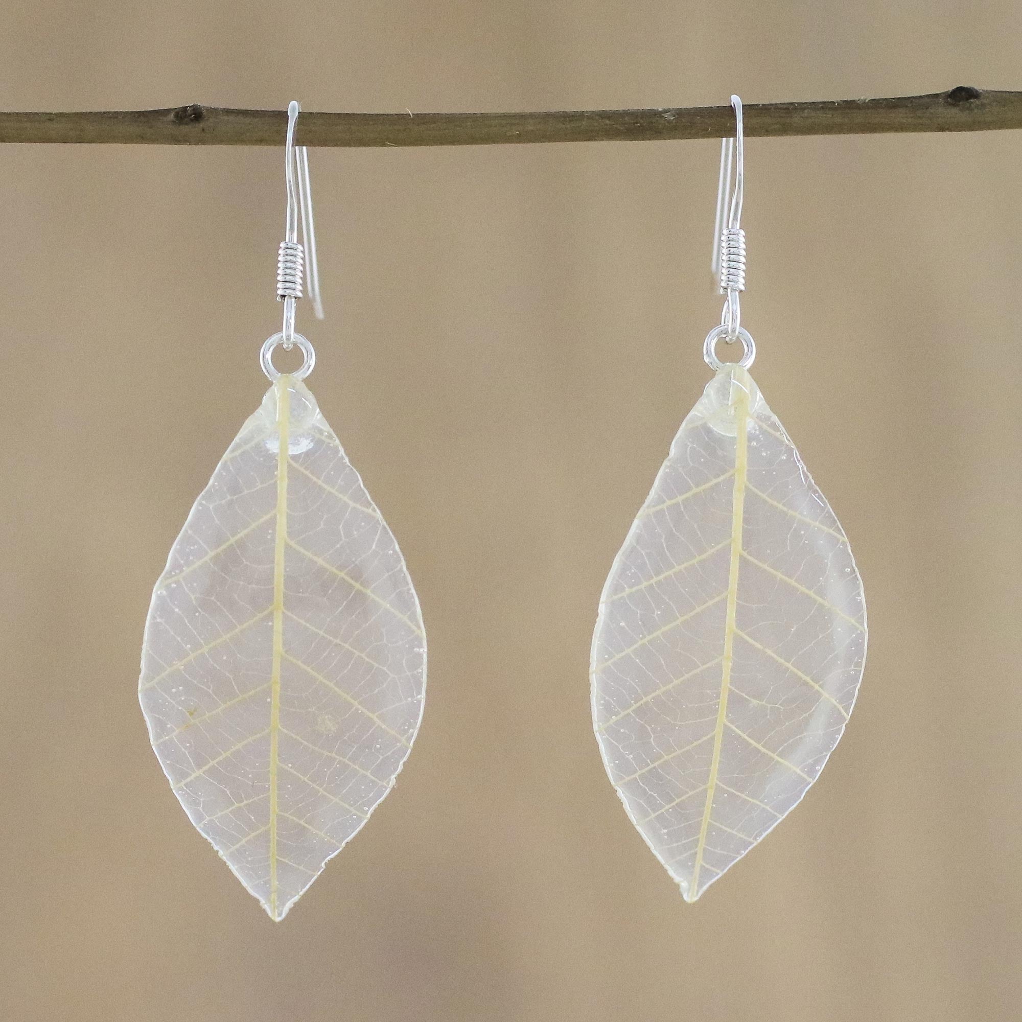 Premium Straw Leaf Dangle Earrings – Handcrafted Natural Elegance from Thailand