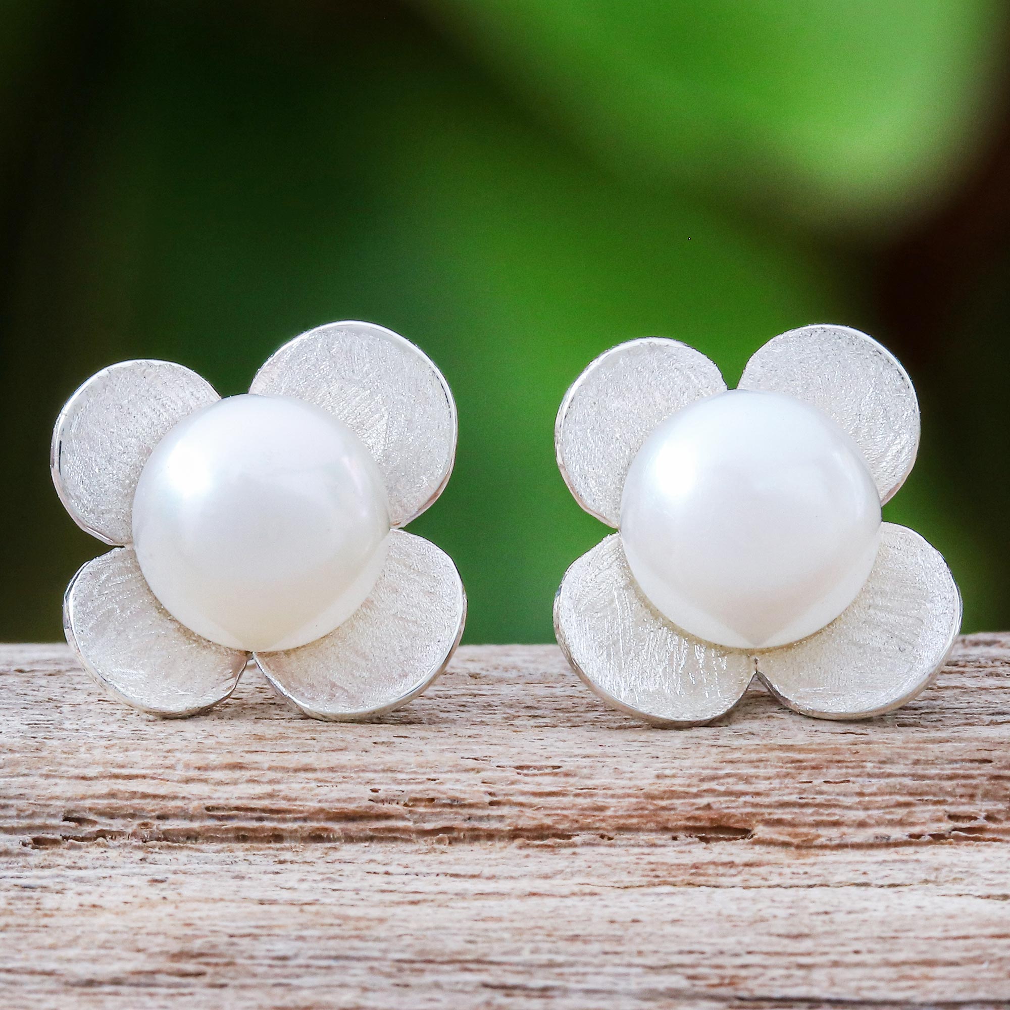 Premium Pearl Oasis: Floral-Motif Cultured Pearl Earrings in Sterling Silver