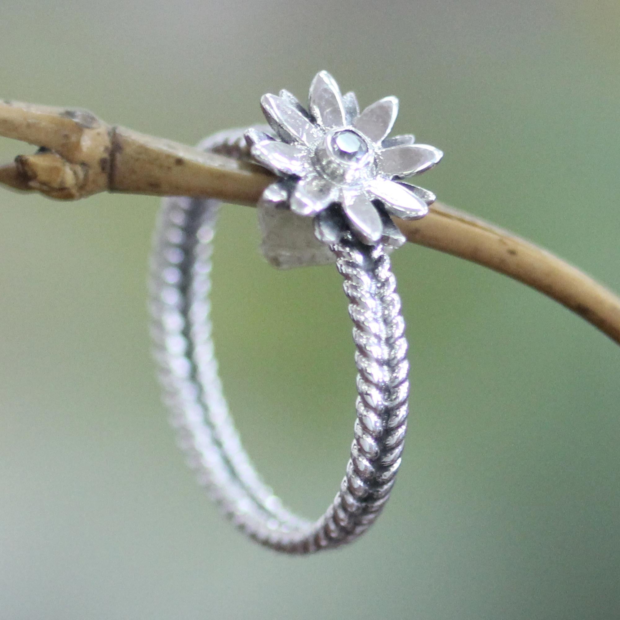 Premium April Daisy Ring – Sterling Silver & Cubic Zirconia Blossom