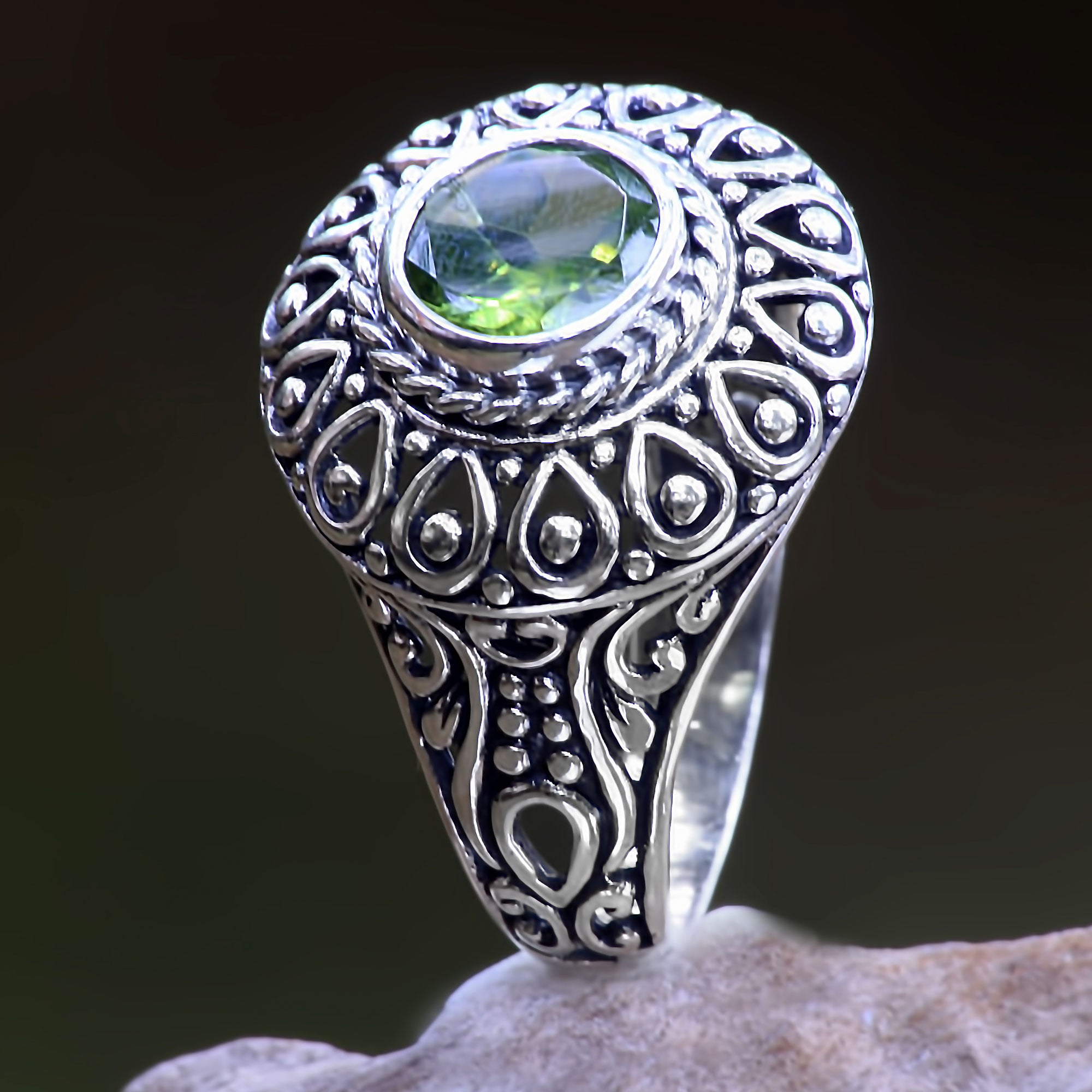 Premium Jatiluwih Peridot & Sterling Silver Artisan Ring – Bali Inspired Elegance