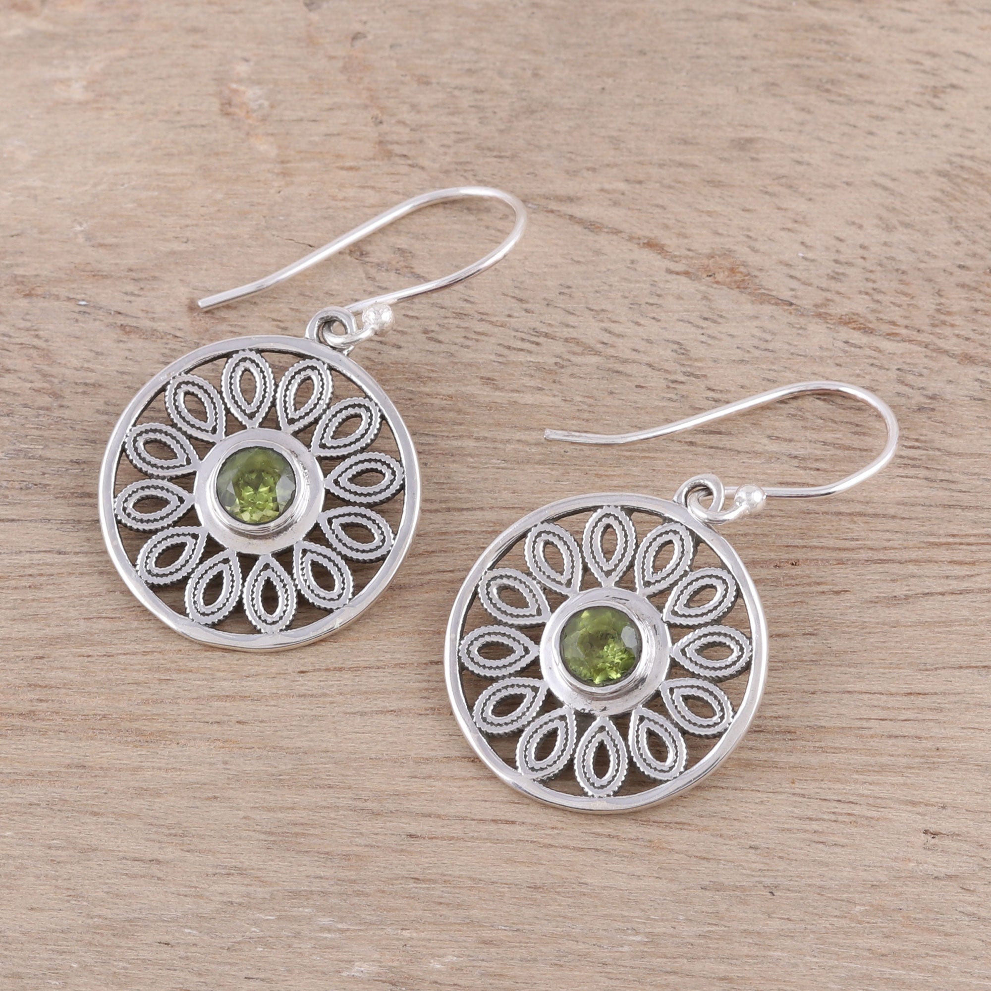 Premium Sterling Silver Peridot Daisy Dangle Earrings – Elegant Floral Design