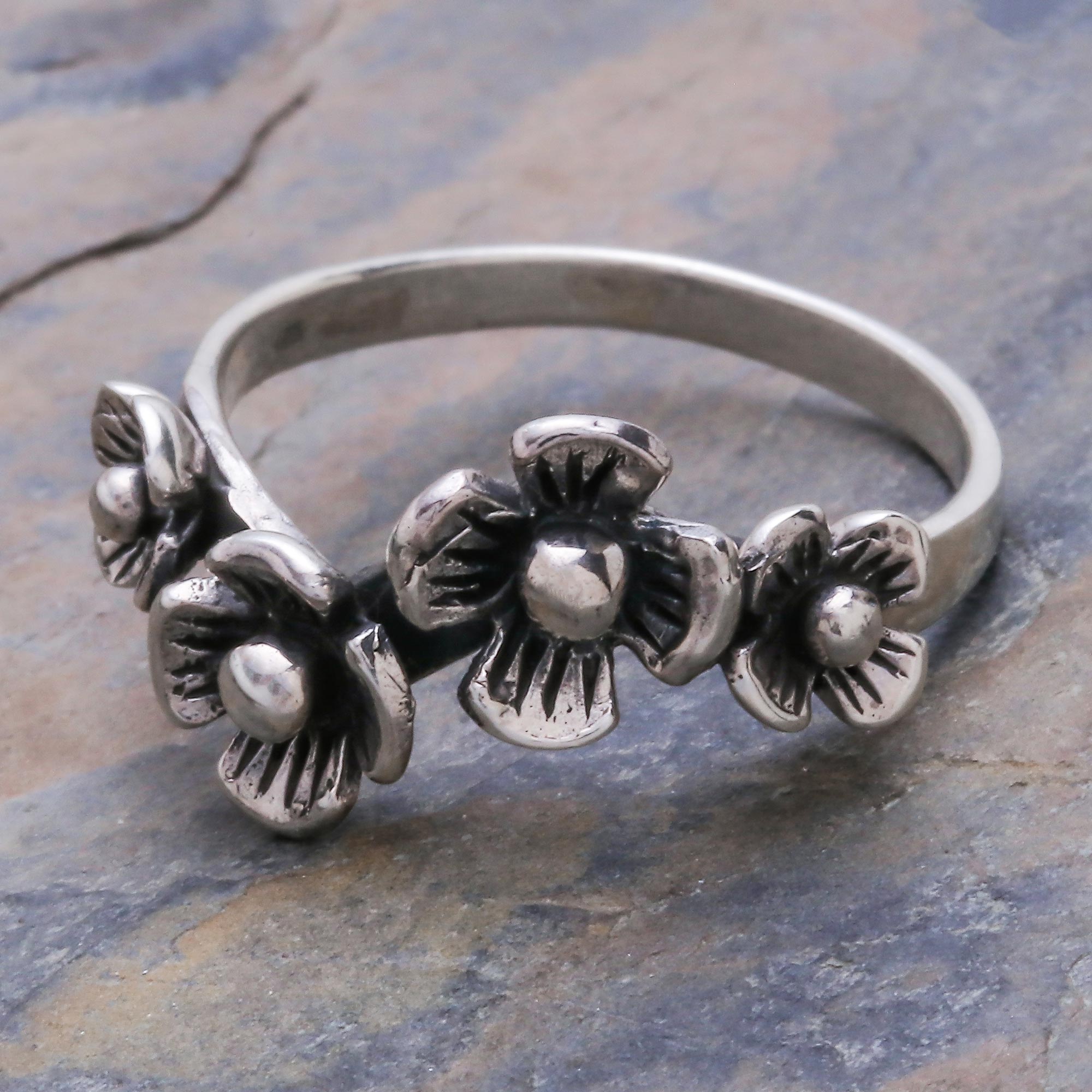 Premium Daisy Quartet Sterling Silver Ring – Modern Floral Design