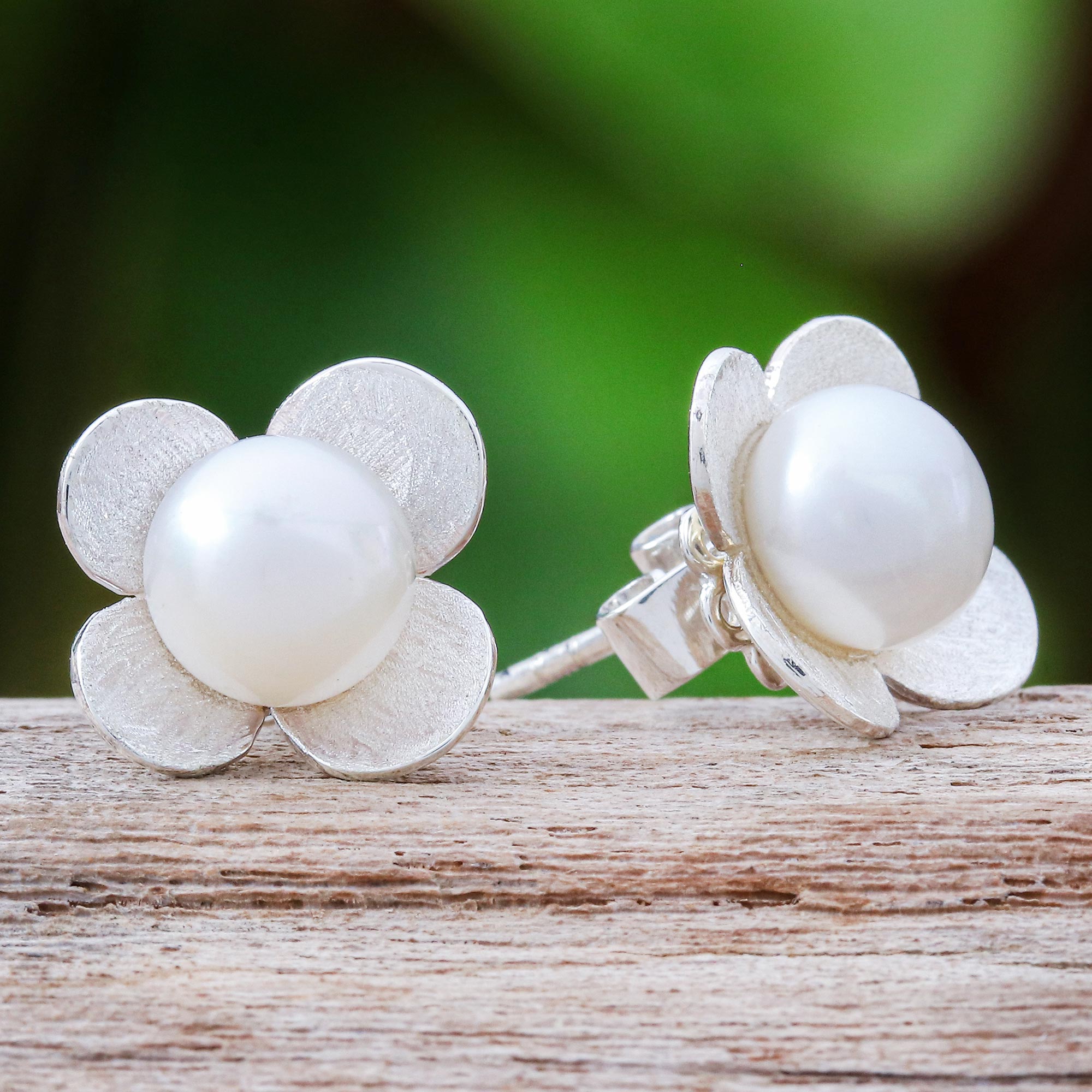 Premium Pearl Oasis: Floral-Motif Cultured Pearl Earrings in Sterling Silver