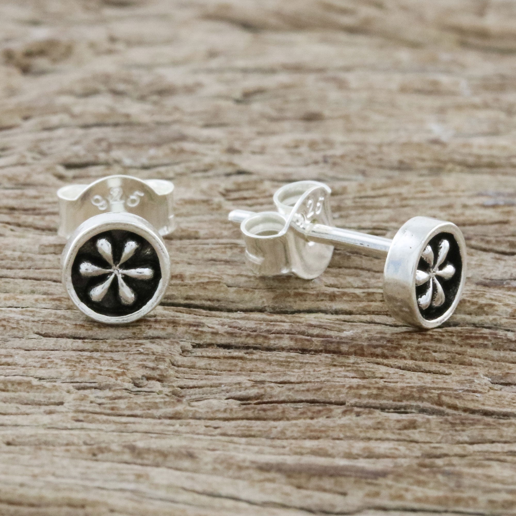 Premium Daisy Circles Sterling Silver Stud Earrings – Handcrafted Floral Elegance from Thailand