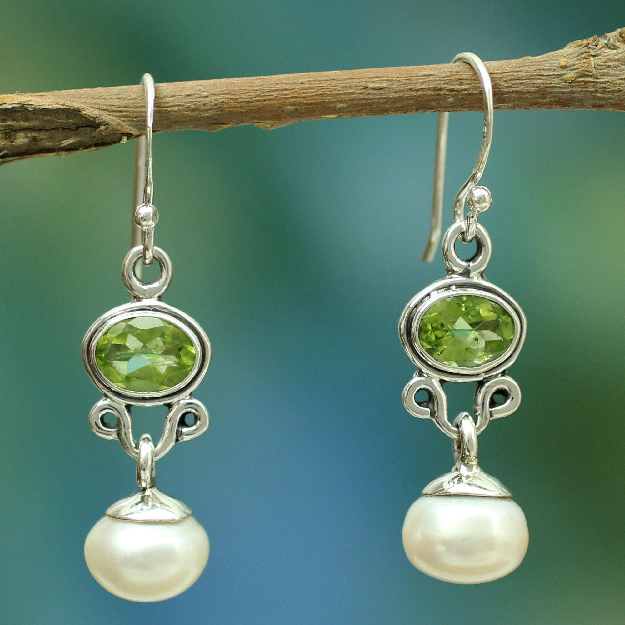 Premium Sterling Silver Pearl & Peridot Earrings – Verdant Elegance