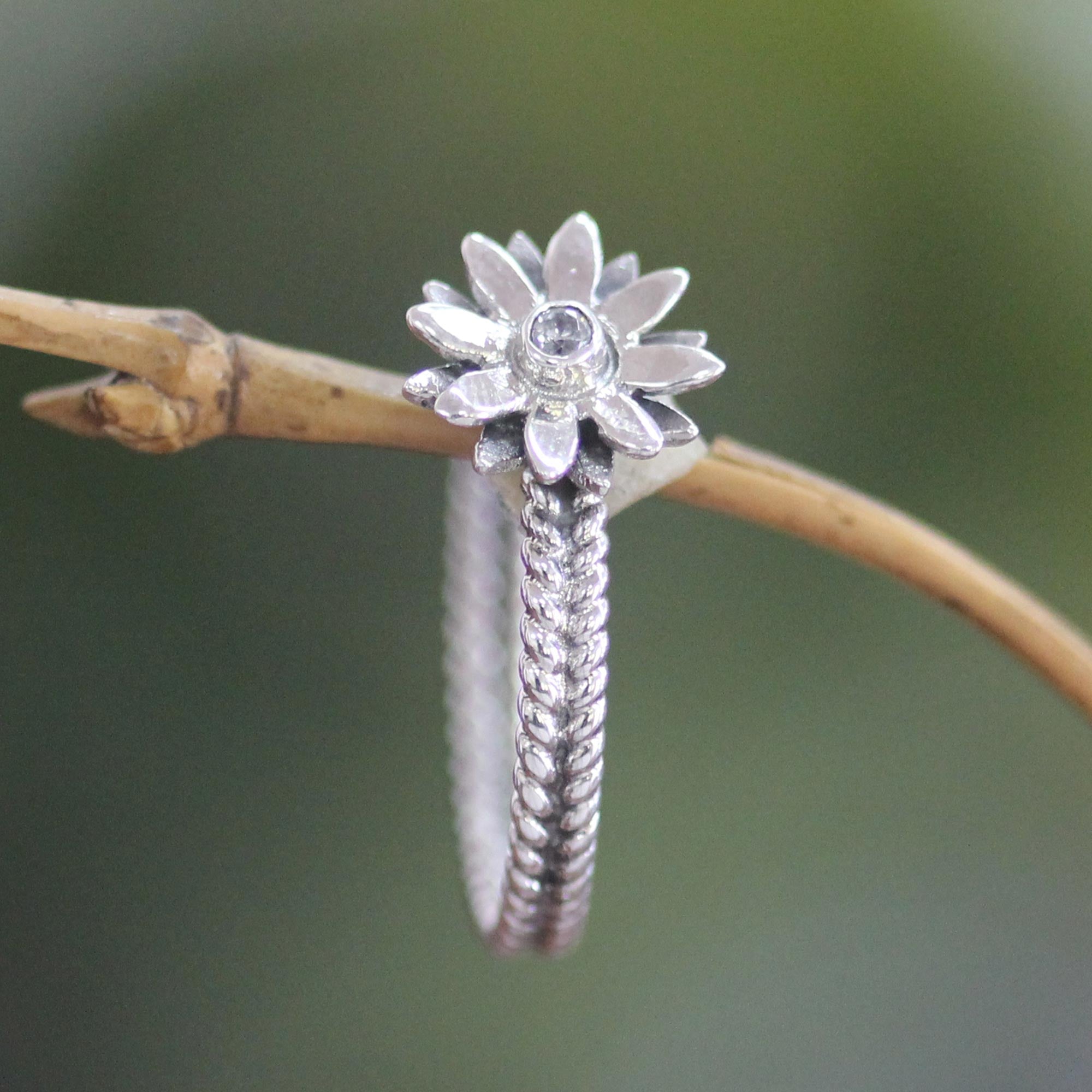 Premium April Daisy Ring – Sterling Silver & Cubic Zirconia Blossom